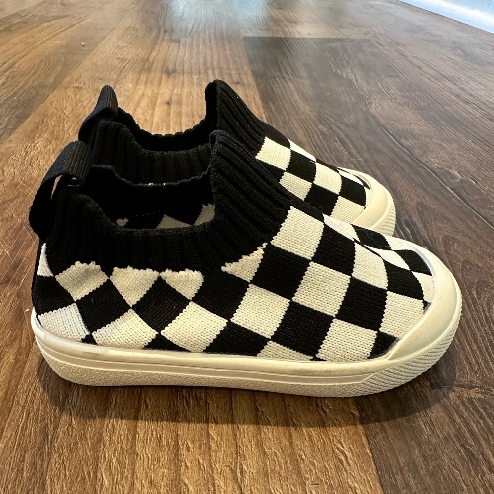 Brand new never worn checkerboard easy on shoes baby size 5